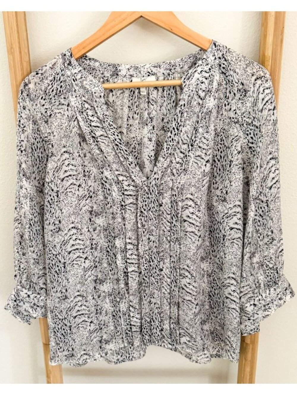 Joie 100% Silk Animal Print Blouse Gray Black V-Neck 3/4 Sleeve Size Medium